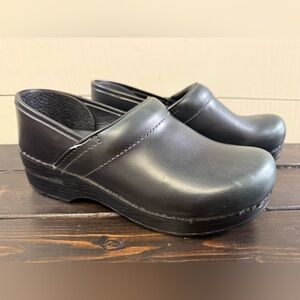 Dansko Professional Black Clogs Women’s Size 38 (US size 7.5-8) Nursing No Slip